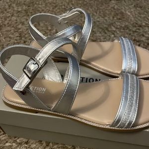 Kenneth Cole little girls youth size 4 silver sandals